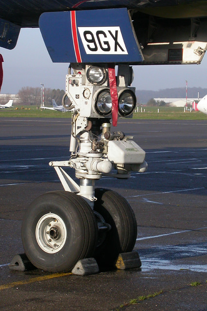 Boeing 757-225 nosewheel