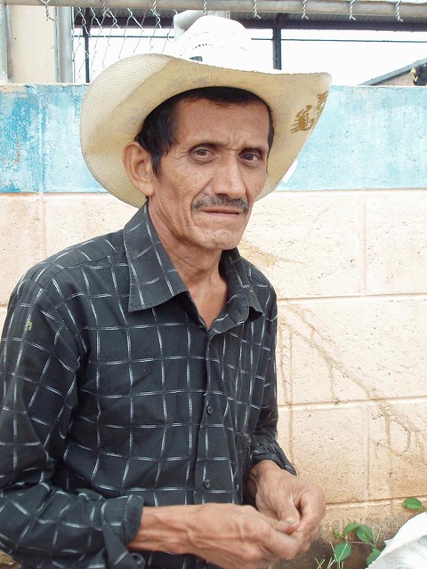 Man cleaning beans - Hombre limpiando ejotes; Sensuntepeque, Cabañas, El Salvador