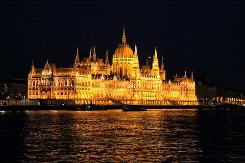 budapest hungary parliamentbuilding night illuminated danuberiver