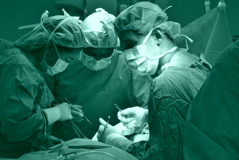 Kolor fartuchów chirurgów na sali operacyjnej ma ogromne znacznie, choć mało kto o tym wie