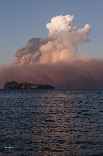 Volcanic eruption by Toi-Vido