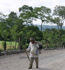 Hombre caminando - Man walking on road; cerca de San Pablo Tacachica, La Libertad, El Salvador