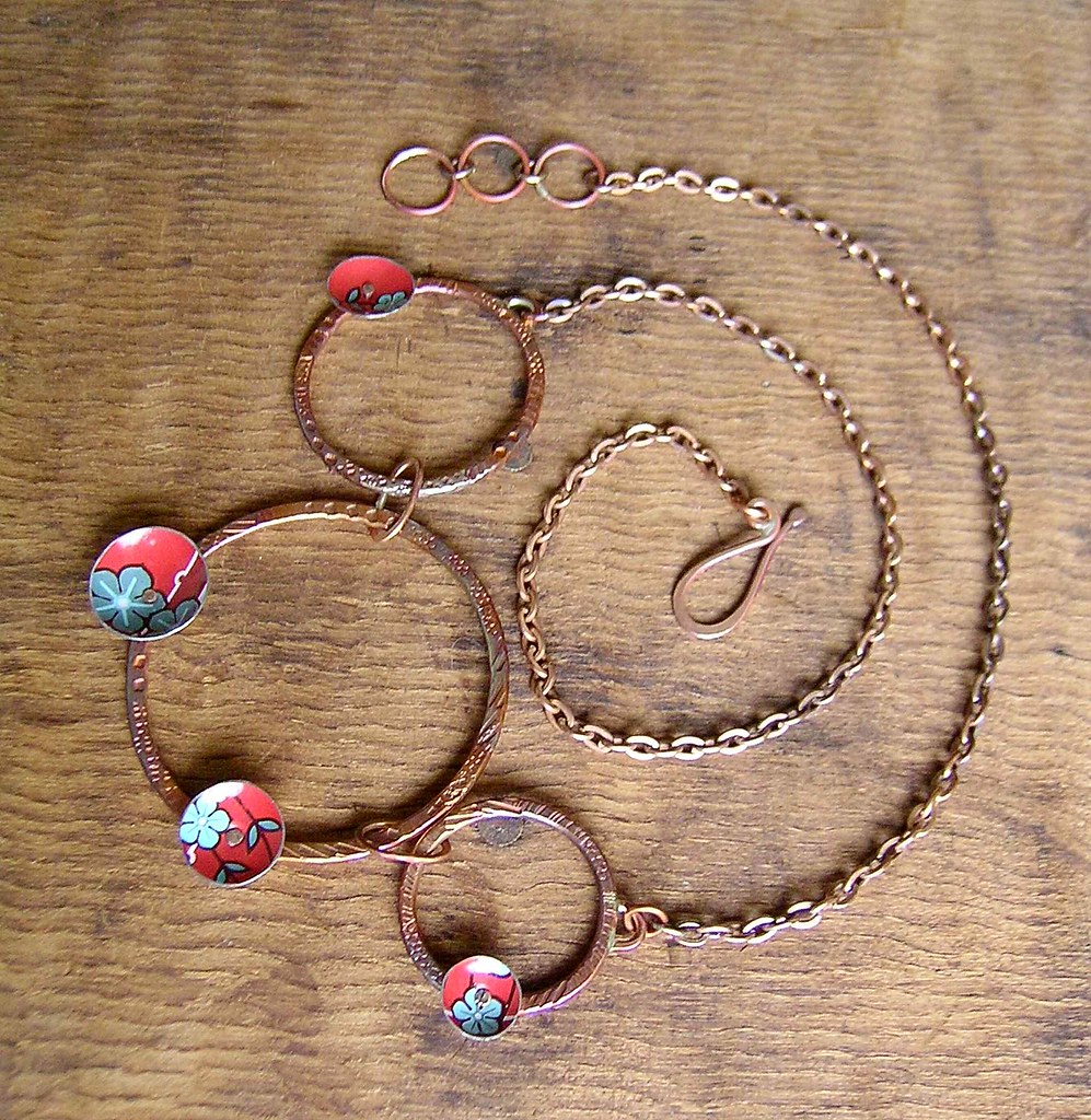 red hoops necklace | Maria Whetman | Flickr