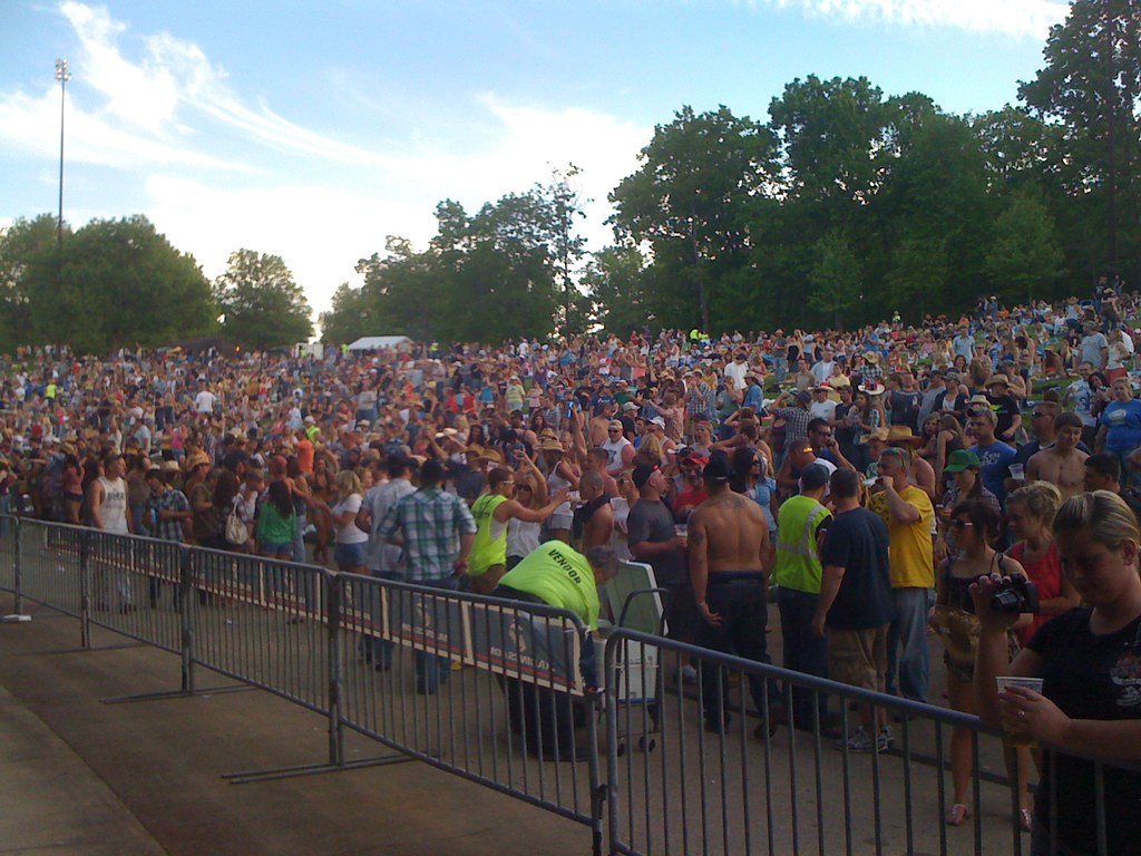 Cleveland | The lawn crowd in Cleveland | Country Throwdown | Flickr