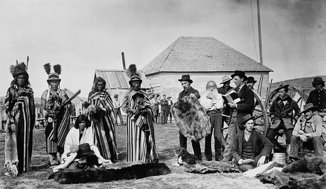 Mistahimaskwa (Big Bear) (4th from left), a Plains Cree chief, trading fur at Fort Pitt, N.W.T., 1884 / Mistahimaskwa (Gros Ours) (4e à partir de la gauche), chef cri des Plaines, faisant la traite de fourrures à Fort Pitt, T.N-O., 1884