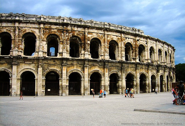 França - Nimes - O coliseu Francês, a arena de Nimes é um exemplar das arenas do mundo Romano que chegaram até aos nossos dias em melhor estado de conservação.