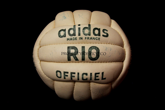 RIO DURLAST ADIDAS MATCH BALL 1969 SIGNED BY MANCHESTER UNITED 01
