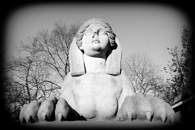 2769 Sphinx am Eingang vom Eichtalpark in Hamburg Wandsbek.