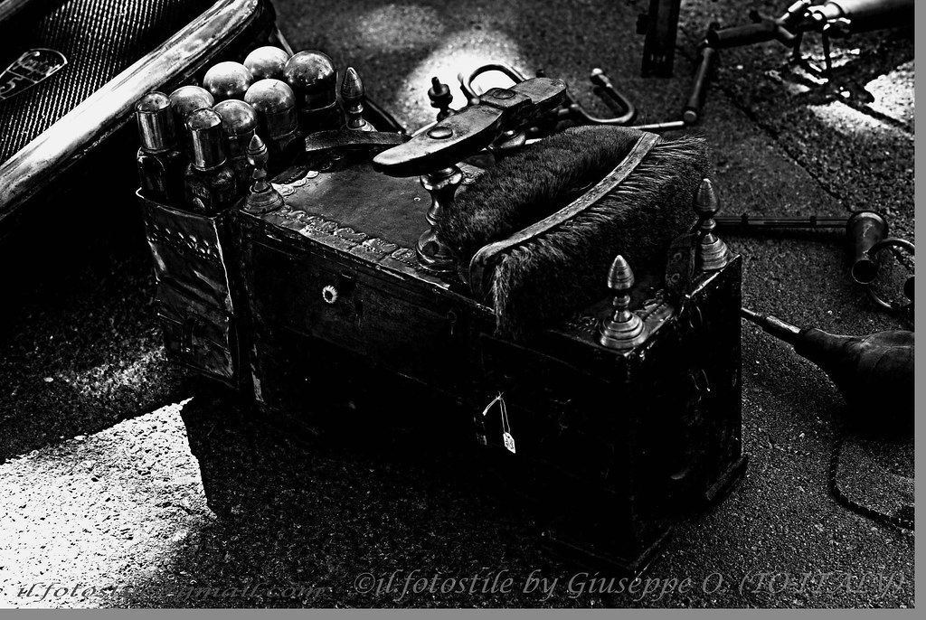 "MESTIERI LONTANI"(quante scarpe...) - AIGUES-MORTES(FR) - mercatino - luglio 2009 by [ il_fotostile ] by Giuseppe ONORATI photography