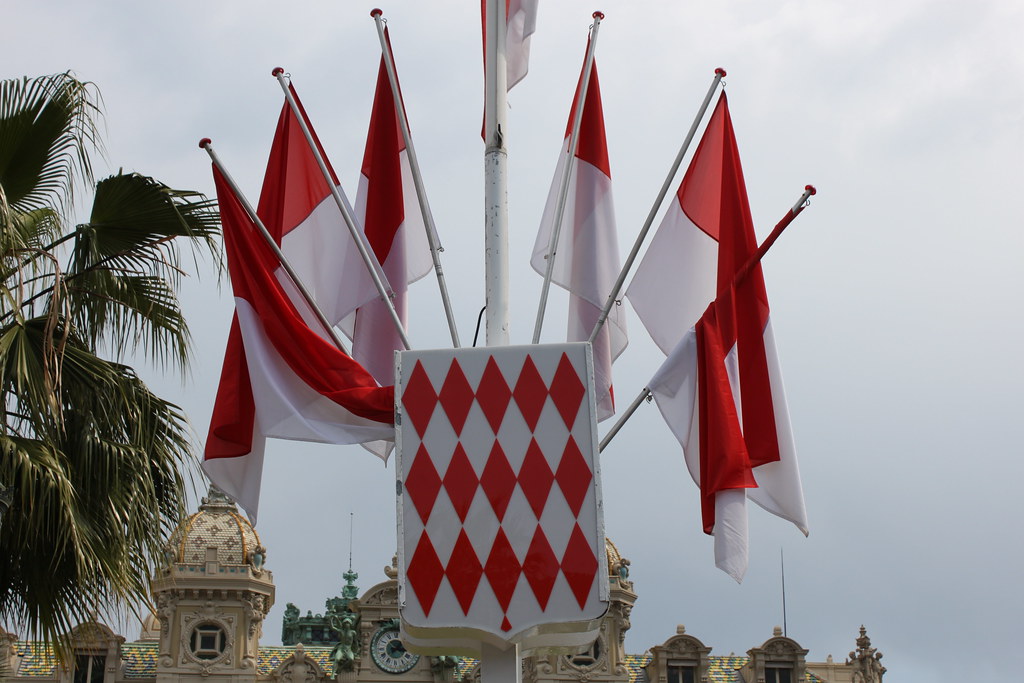 Флаг мавритании монако. Флаг Монако. Княжество Монако флаги Франция. Королевство Монако флаг. Флажок Монако.