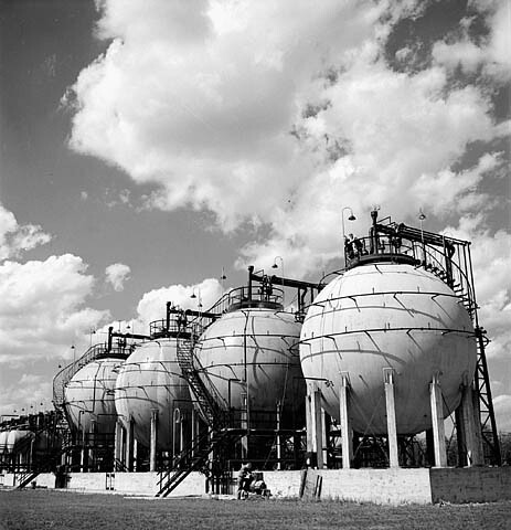 Horton spheres storing butadiene and styrene, chief ingredients of synthetic rubber, Polymer Rubber Corp., 1944 / Réservoirs Horton contenant du butadiène et du styrène, principaux composants du caoutchouc synthétique, Polymer Rubber Corp., 1944