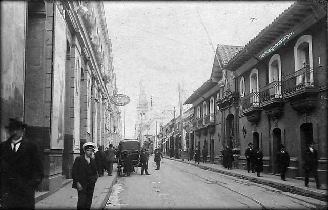A tu izquierda la galeria San Carlos, a tu derecha la Casa Colorada frente a la galeria San Carlos en 1910 c. El letrero ovalado es del Teatro SANTIAGO