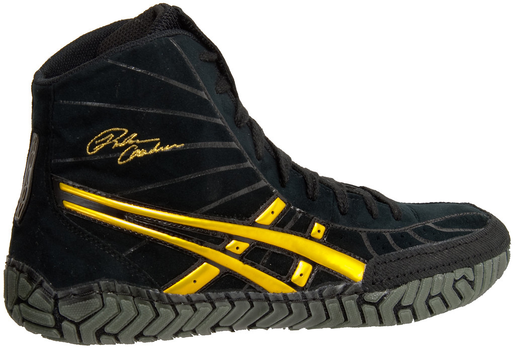 asics aggressor black and yellow