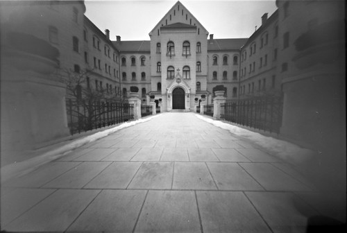 arrabonapinhole by Láma, 6x9 pinhole camera
focal length: 21mm
hole size: ~0,2mm
angle of view: ~137°bw film analog kodak tma