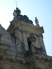 Vu rapprochée sur un des campaniles de la cathédrale Saint-Louis