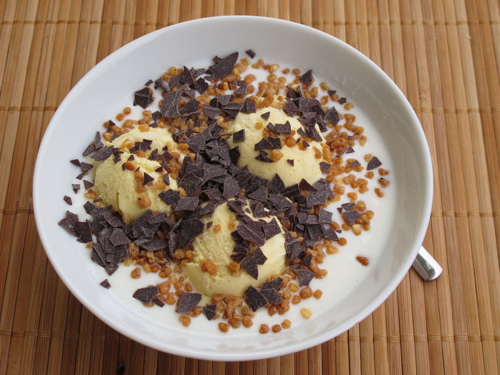 Vanilleeis mit Joghurt, Schokostreuseln und Krokant | Flickr