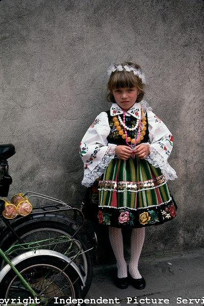 JK000166 - A young polish girl wearing a well-known type of traditional costume from the city of Lowicz, Poland