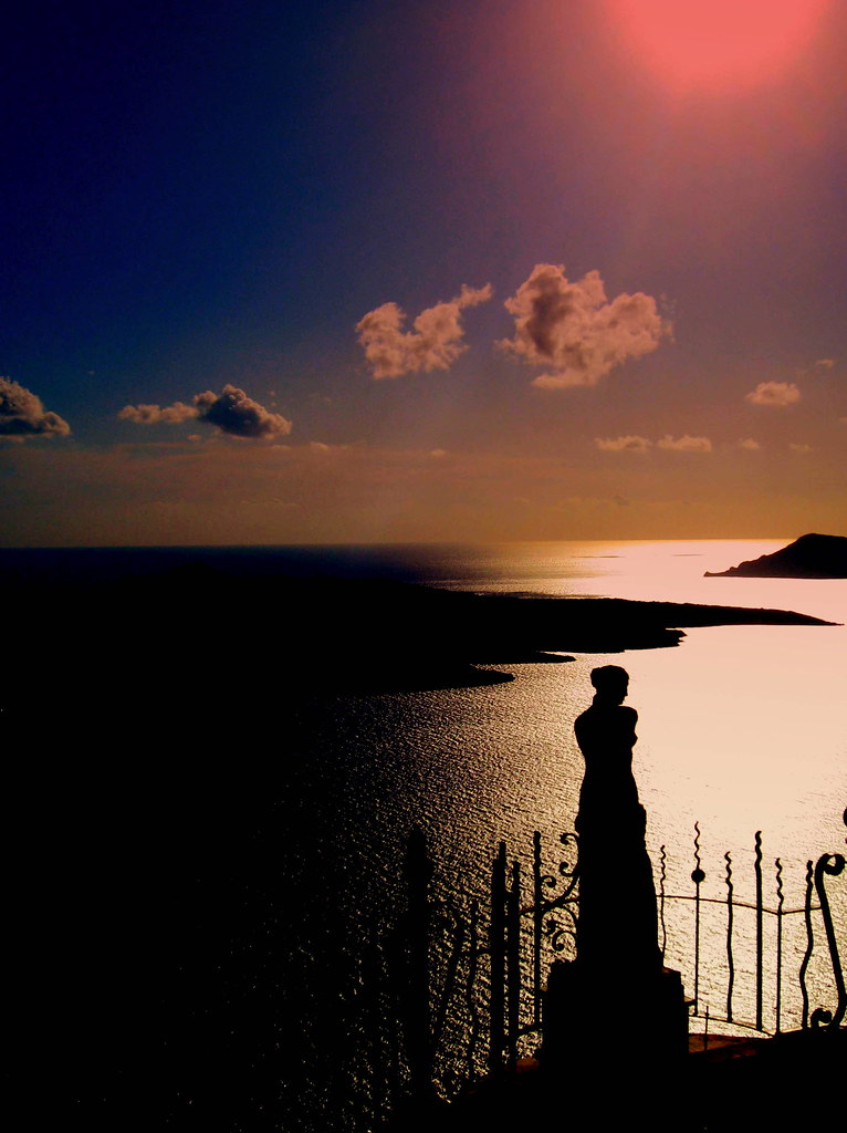 Aphrodite of Milos under the sun of Santorini ...