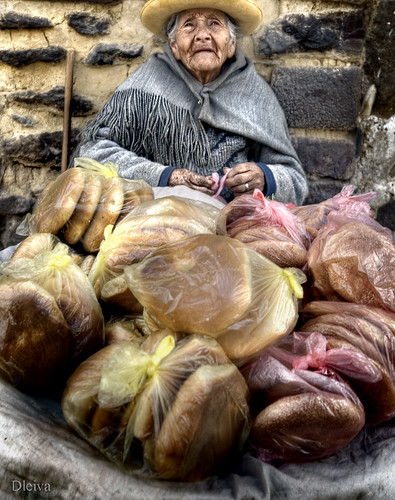 Vendedora de pan en Ollantaytambo (Valle Sagrado de los Incas, Cuzco, Perú) by domingo leiva