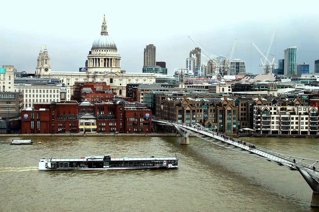 39 Vista desde la terraza de la Tate. Millennium Bridge. Foster & Partners, Arup y A. Caro 2002. Londres 309