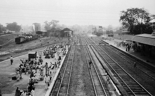 railroad india station train blackwhite noiretblanc shed engine railway agra trains steam 1981 depot locomotive railways mpd indianrailways idgah broadgauge gassteam metregauge