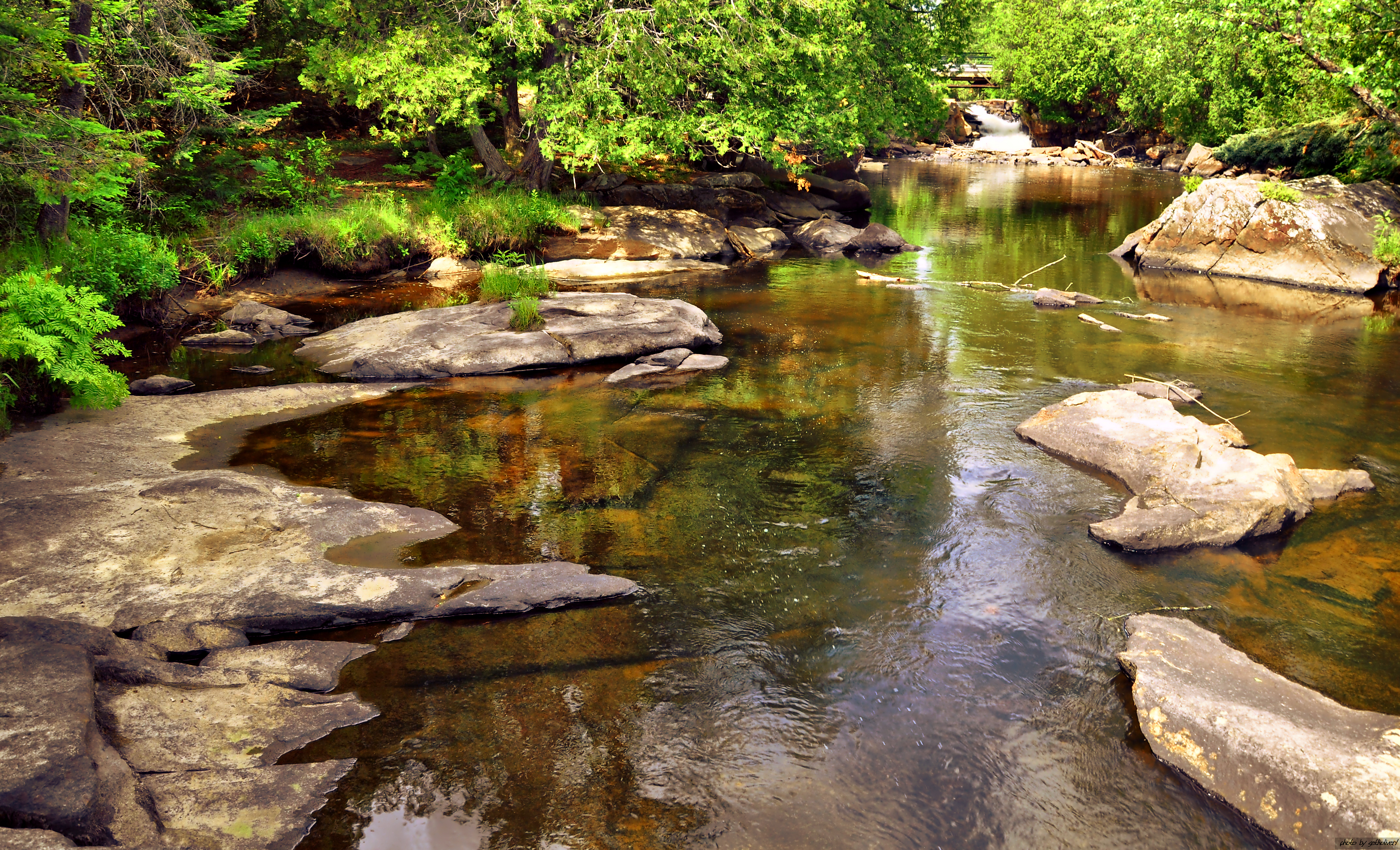 Живая вода озера. Речка Каширка камни. Каменистый берег реки. Горная каменистая река. Ручей с камнями.
