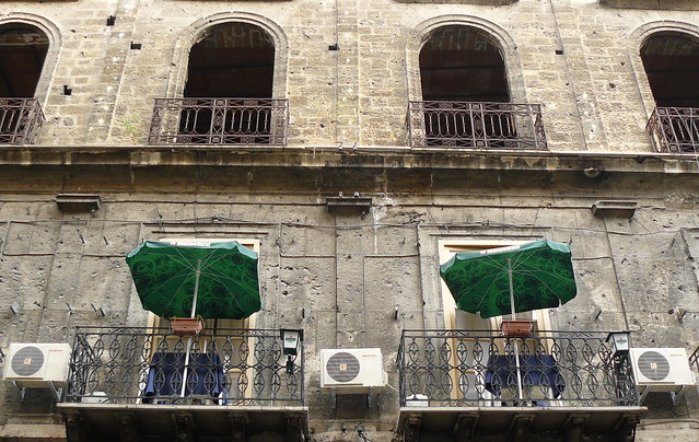 Palerme, Sicile, Italie, Corso Vittore Emanuele: parasols Heineken et climatiseurs