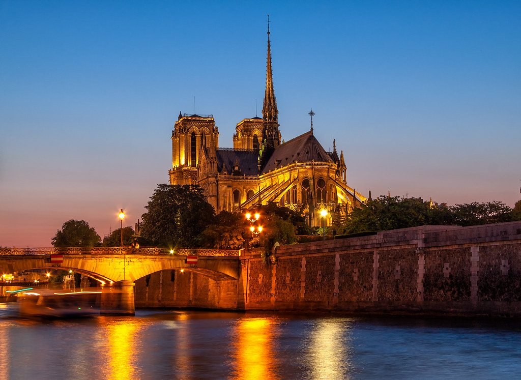 Notre Dame de Paris in Twilight 巴黎圣母院 by Roaming the World