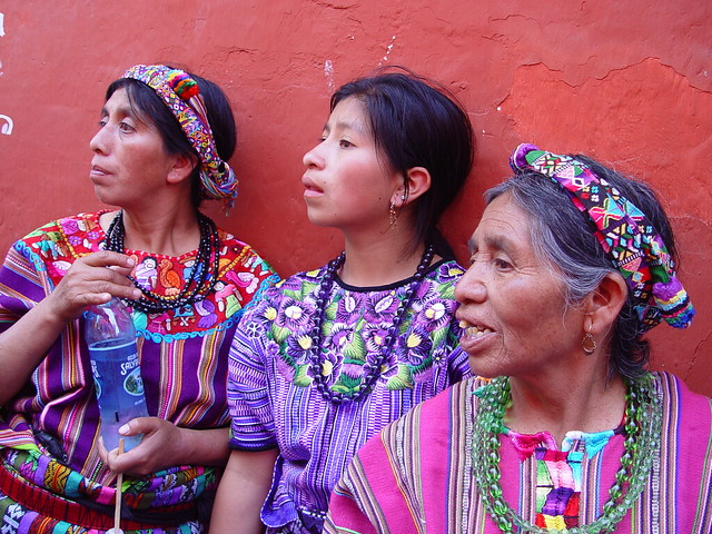 Tres espectadoras en la procesión de La Merced, Semana Santa, La Antigua, Guatemala Centroamérica - the songs of innocence and those of experience