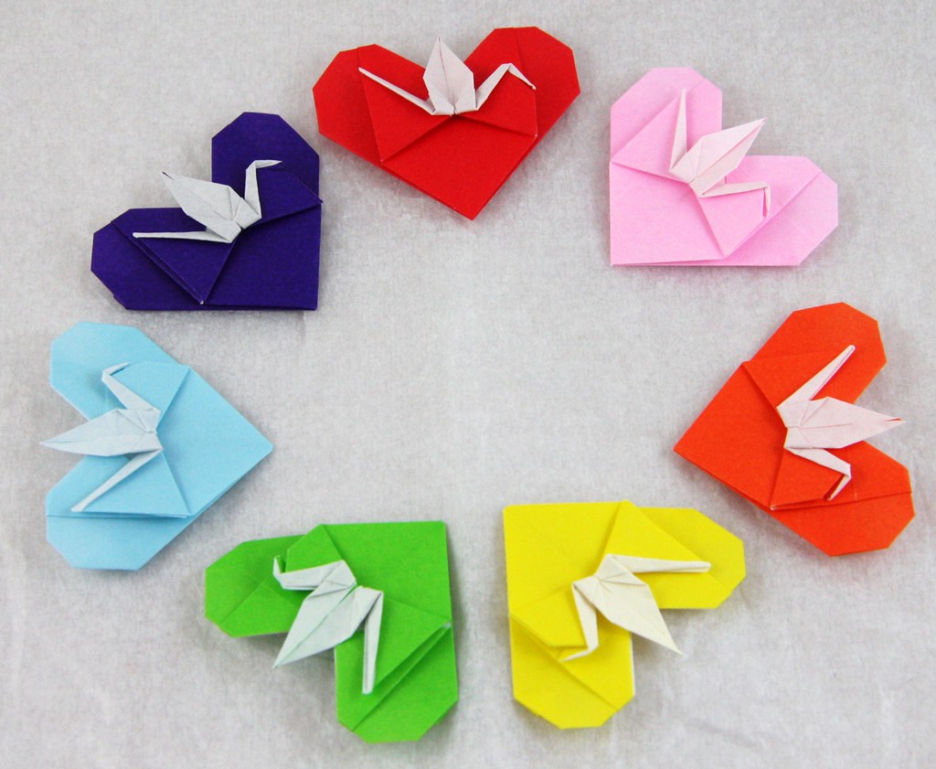 Сделать подарок оригами. Сердечко из бумаги. Оригами сердце. Объемные сердечки из бумаги. Сердце из оригами.