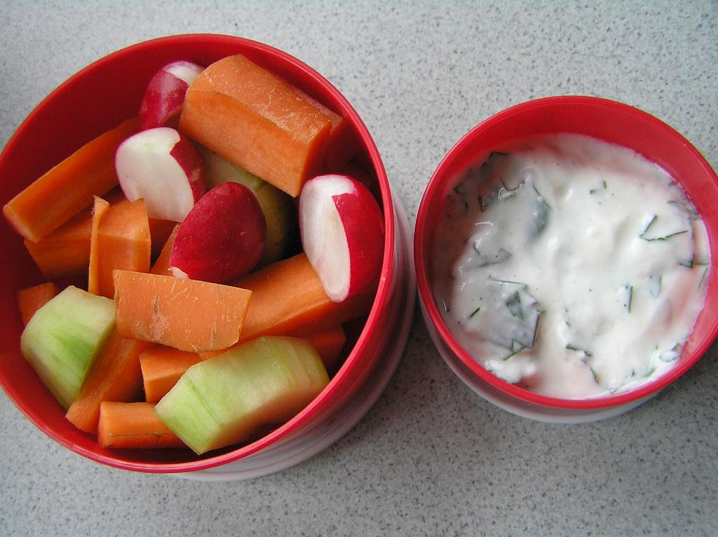Gemüse mit Joghurt-Kräuter-Dip | Schneehasee | Flickr