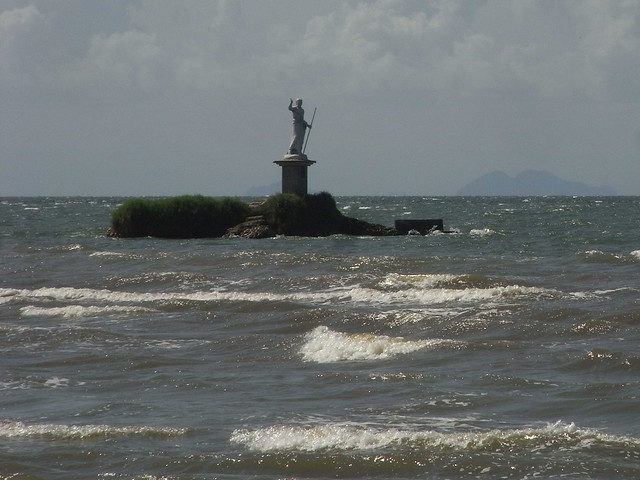 Livingston 07 - Statue off the coast