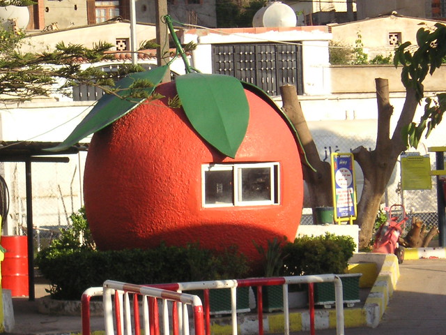 Qui a volé l'orange ?? station service, Zéralda, Algérie.