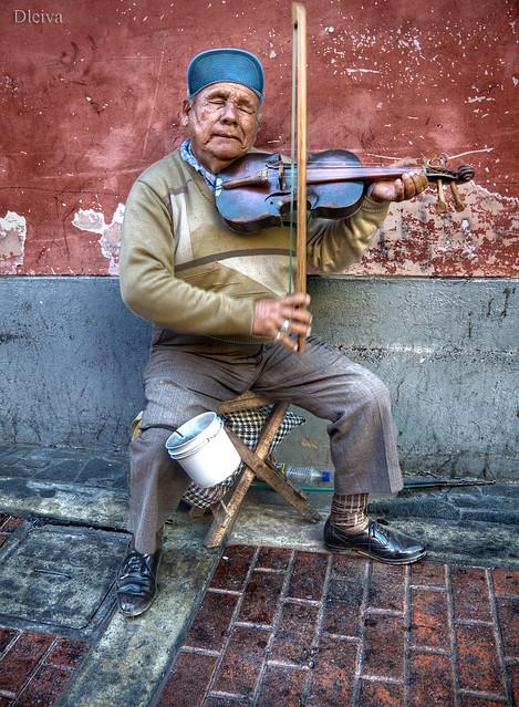Musico ciego junto a la Iglesia de San Agustín (Lima, Perú)