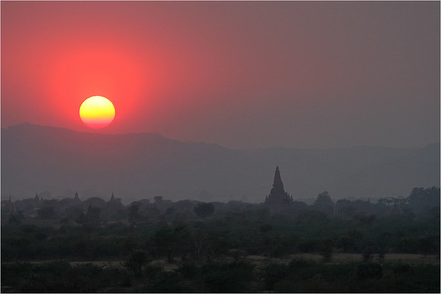 Birmanie: coucher de soleil sur Bagan.