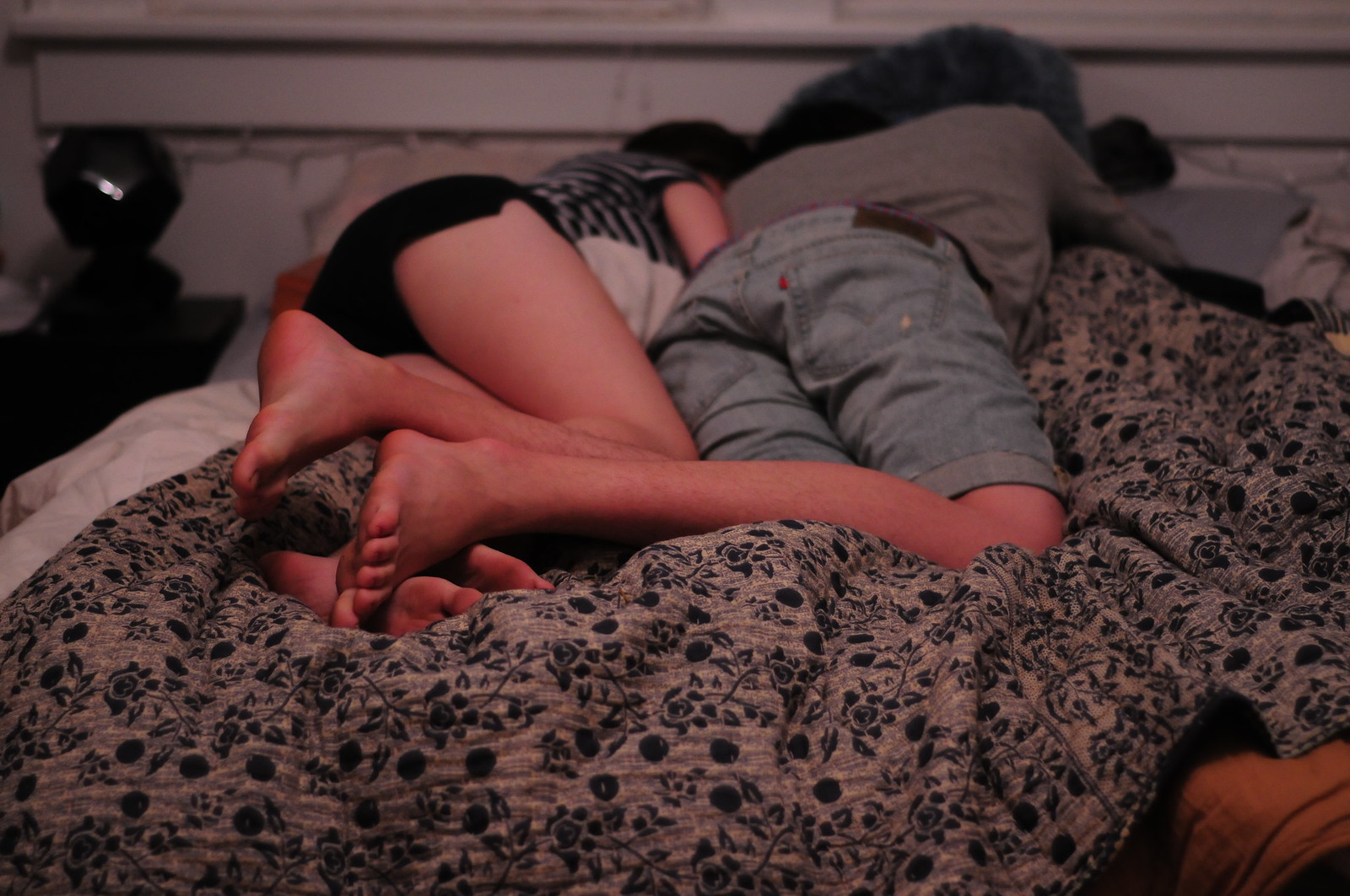 Две пьяные спящие. Ноги влюбленных. Парень и девушка в кровати. Парень с девушкой в кроватт.