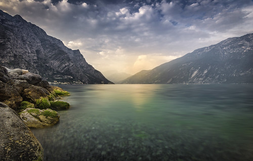 relax swimming lake garda gardasee hike summer water clouds stone italy holliday sun light longexposure sony alpha sonylovers sonyalpha6000 day hot limone beach sunset green landschaft nature blue sea see landscape orange new river mountain 52of2017 reflections