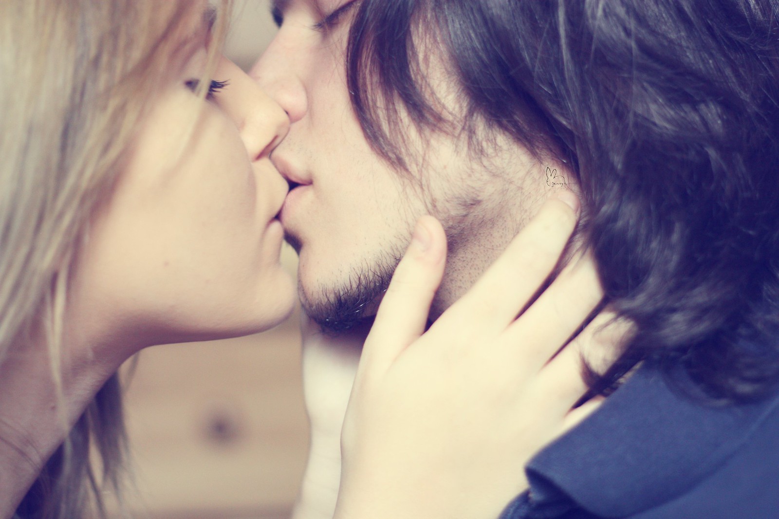 Влюбилась в незнакомого парня. Нежный поцелуй. Красивый поцелуй. Парень целует девушку. Красивый поцелуй в губы.