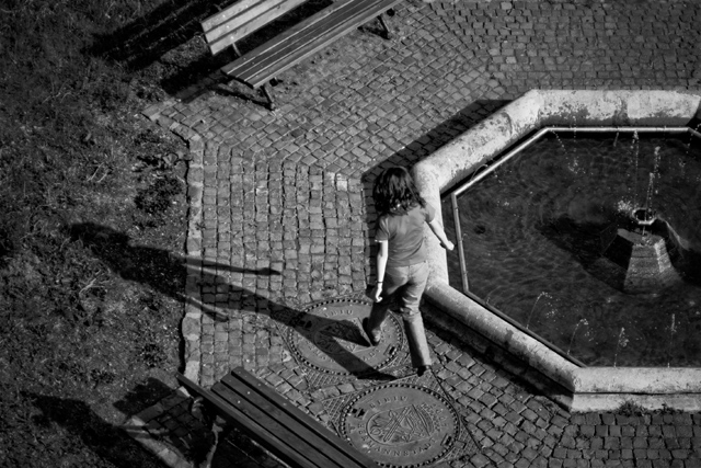 Jeune fille à la fontaine