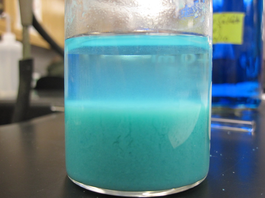 Осаждение меди из раствора сульфата меди. Цвет раствора гидроксида меди 2. Осадок гидроксида меди 2 цвет. Гидроксид меди 2 цвет осадка. Раствор гидроксида меди 2.
