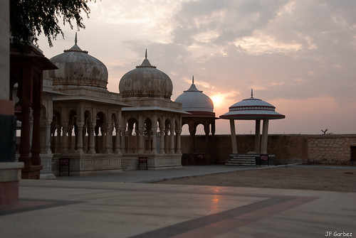 voyage travel sunset sun india soleil nikon asia asie cenotaph nikkor rajasthan inde couchédesoleil 18200mm cénotaphe d80 nikond80 bhāratganarājya भारतगणराज्य bâtimentsreligieux nikonpassion nikkor1802000mmf3556 devikund religiousedifice bīkāner