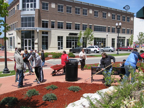 people downtown landscaping michigan cleanup event mulch muskegon westernavenue springcleanup muskegonmainstreet