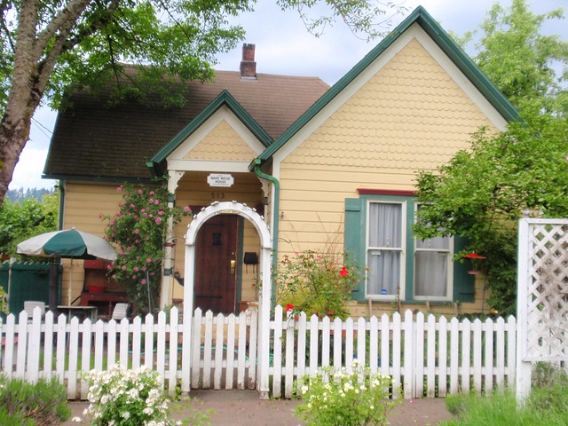 Yellow Victorian cottage, Oregon City, Oregon