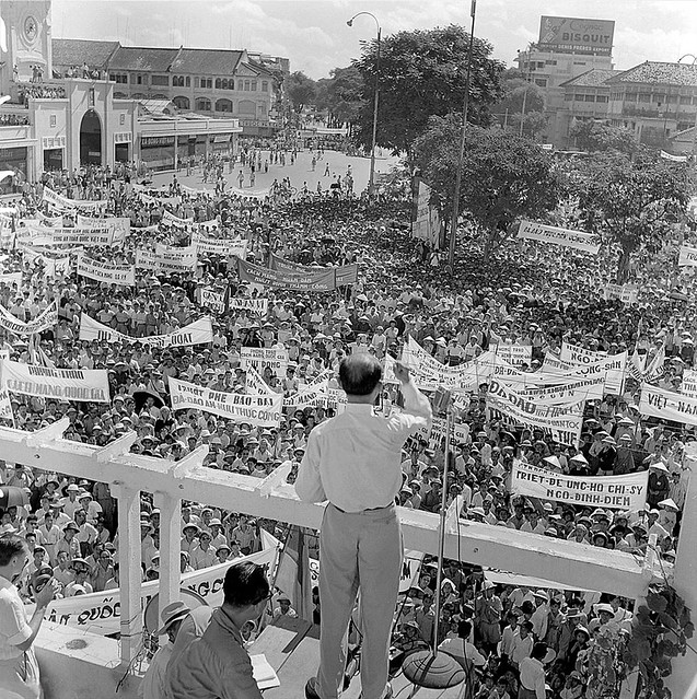 SAIGON 1955 - Mít tinh phía trước Chợ Bến Thành