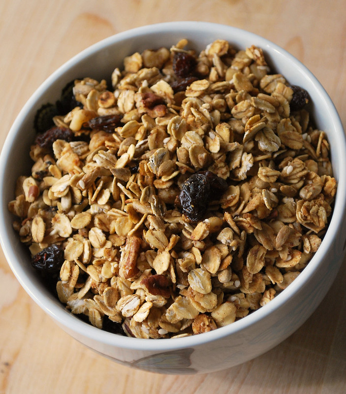 Applesauce Granola - healthy crunchy granola made with no oil! Oats, nuts, seeds, and raisins make the perfect easy breakfast. 