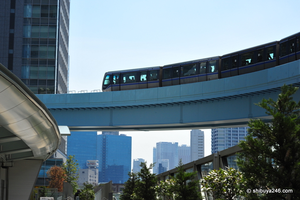 Here comes the Monorail making its turn now.