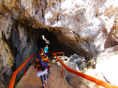 Visitante en el andador con barandal dentro de las Grutas de Rancho Nuevo, cerca de San Cristóbal de las Casas, Chiapas