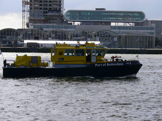 Schip van de Haven van Rotterdam en Cruise Terminal op de achtergrond / Ship of Port of Rotterdam and Cruise Terminal in the background