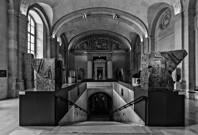 Escalera de acceso a antigüedades, Louvre