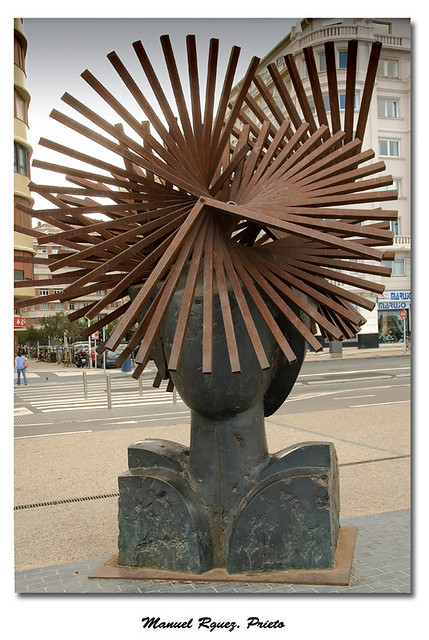 Escultura de Manolo Valdés